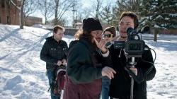 冬日里，学生摄制组在校园里拍摄电影